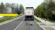 Rowerzysta wpadł pod koła scanii
